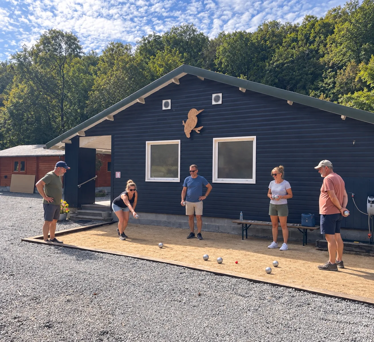 Partie de pétanque sur le terrain du camping